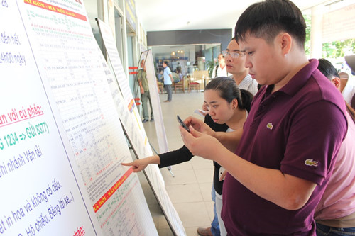 H&agrave;nh kh&aacute;ch tra cứu th&ocirc;ng tin tại Ga S&agrave;i G&ograve;n