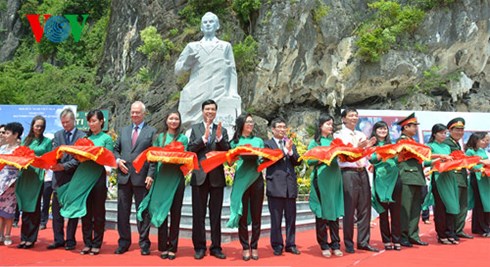 C&aacute;c đại biểu cắt băng kh&aacute;nh th&agrave;nh tượng đ&agrave;i Titov
