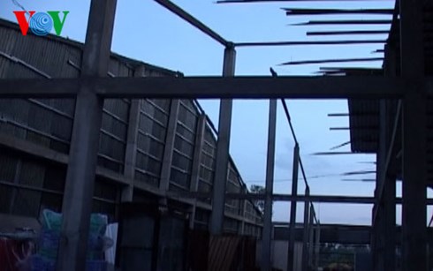 C&aacute;c căn nh&agrave; bị hư hỏng ngay sau khi gi&oacute; lốc đi qua