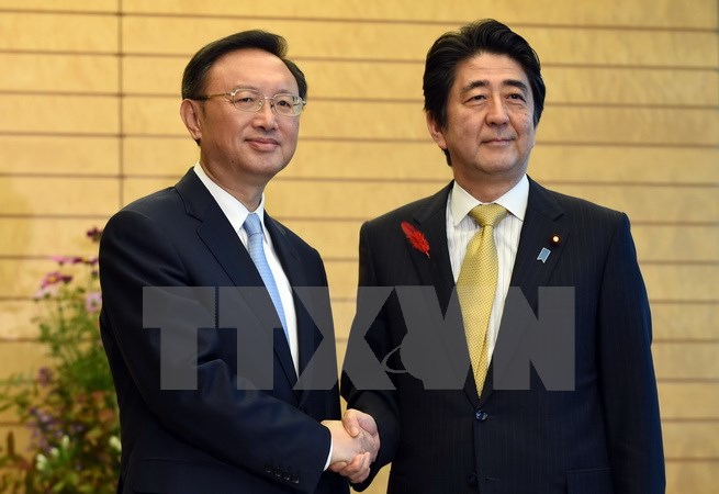 Thủ tướng Nhật Bản Shinzo Abe (phải) c&oacute; cuộc gặp với Ủy vi&ecirc;n Quốc vụ Trung Quốc Dương Khiết Tr&igrave; (tr&aacute;i)