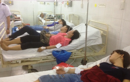 Tin tức mới cập nhật h&ocirc;m nay cho biết khoảng 100 c&ocirc;ng nh&acirc;n đi cấp cứu v&igrave; nghi ngộ độc sau buổi ăn tăng ca chiều