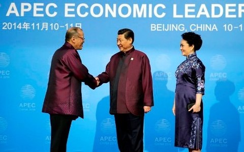 &Ocirc;ng Aquino (tr&aacute;i) gặp mặt &ocirc;ng Tập Cận B&igrave;nh v&agrave; phu nh&acirc;n tại Hội nghị APEC 2014 