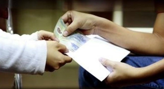 H&igrave;nh ảnh phản cảm c&aacute;n bộ y tế thăm kh&aacute;m bệnh nh&acirc;n