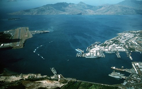 Trạm hải qu&acirc;n Subic (phải)