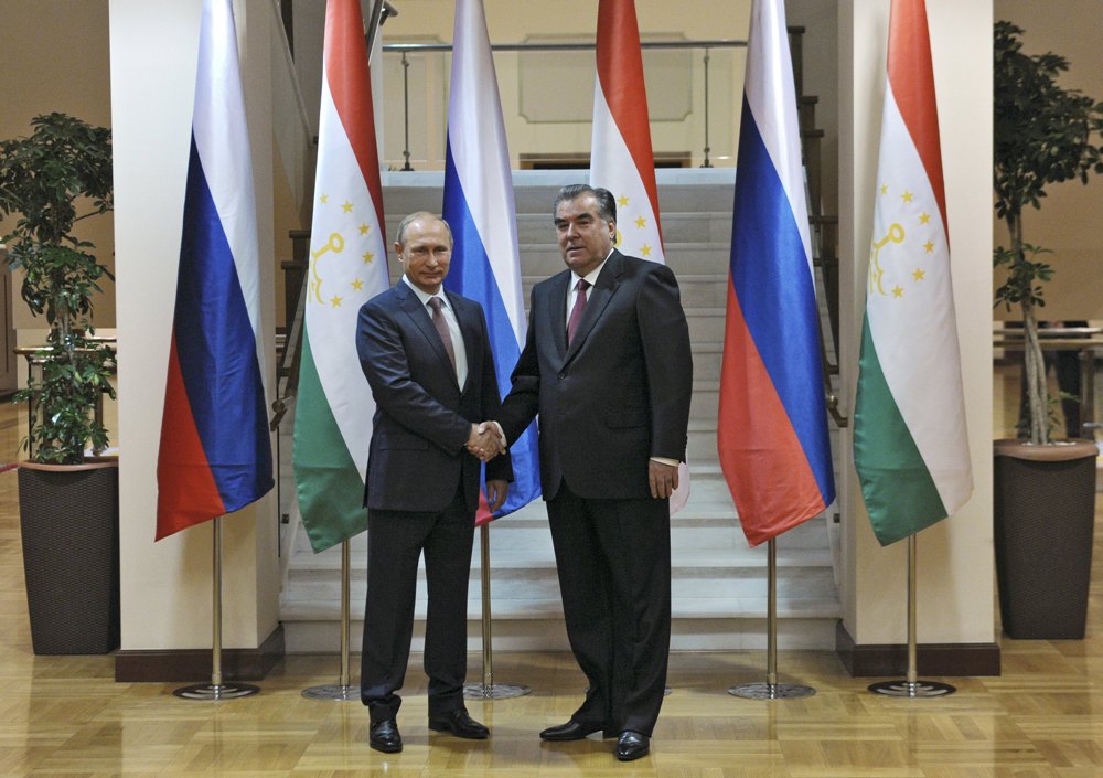  Tổng thống Vladimir Putin (tr&aacute;i) bắt tay  Tổng thống Tajikistan, Emomali Rakhmon trong cuộc gặp gỡ tại thủ đ&ocirc; Dushanbe, Tajikistan 