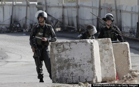 Binh sĩ Jerusalem đứng gác ở cạnh vùng dân cư Abu Jamal, Jerusalem Binh sĩ Jerusalem đứng gác ở cạnh vùng dân cư Abu Jamal, Jerusalem