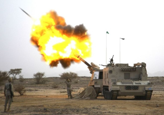 Pháo binh Saudi Arabia pháo kích vào một vị trí của phiến quân ở Yemen Pháo binh Saudi Arabia pháo kích vào một vị trí của phiến quân ở Yemen