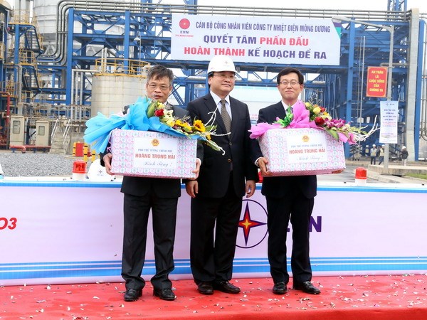 Ph&oacute; Thủ tướng Ho&agrave;ng Trung Hải tặng qu&agrave; cho c&aacute;n bộ c&ocirc;ng nh&acirc;n vi&ecirc;n nh&agrave; m&aacute;y Nhiệt điện M&ocirc;ng Dương 1