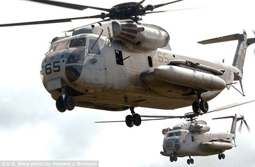 M&aacute;y bay trực thăng CH-53D trong một đợt tập huấn ở Oahu, Hawaii