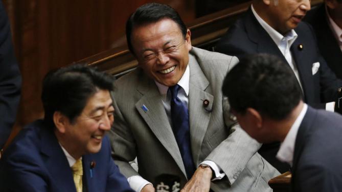 Thủ tướng Nhật Shinzo Abe v&agrave; Bộ trưởng t&agrave;i ch&iacute;nh Taro Aso tại hạ viện ng&agrave;y 16/7