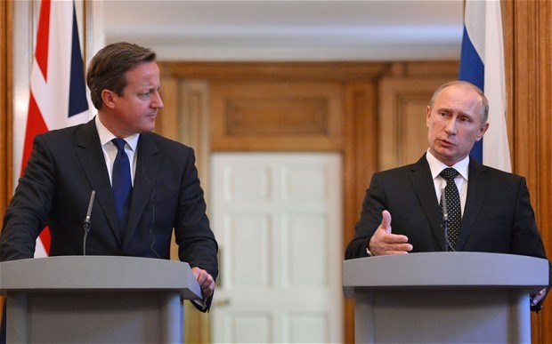 Tổng thống Nga Vladimir Putin (phải) v&agrave; Thủ tướng Anh David Cameron