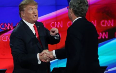 Ngay cả khi đ&atilde; kết th&uacute;c phần tranh luận, &ocirc;ng Donald Trump (tr&aacute;i) vẫn tiếp tục chỉ tr&iacute;ch &ocirc;ng Jeb Bush