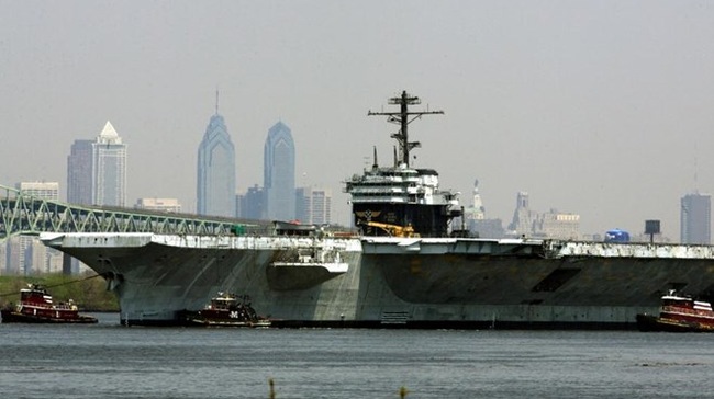 T&agrave;u s&acirc;n bay USS America của Hải qu&acirc;n Mỹ neo đậu tr&ecirc;n s&ocirc;ng Delaware, Philadelphia