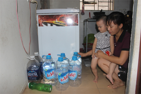 Tin tức mới cập nhật h&ocirc;m nay cho biết người d&acirc;n Thủ đ&ocirc; phải mua nước đ&oacute;ng b&igrave;nh về... tắm