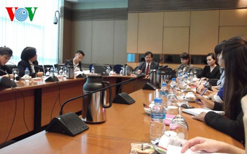 Ph&oacute; B&iacute; thư Thường trực Bộ Ngoại giao Th&aacute;i Lan Suvat Chirapant gặp gỡ c&aacute;c đại biểu b&aacute;o ch&iacute; ASEAN