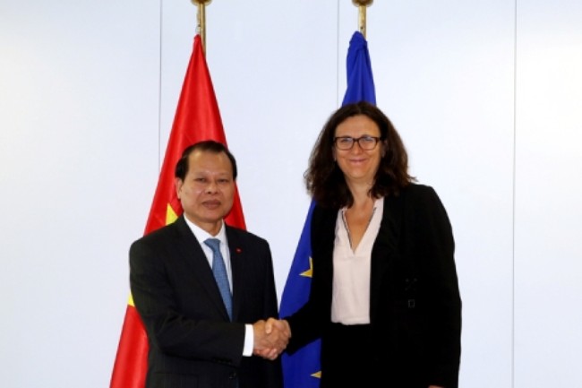 Phó Thủ tướng Vũ Văn Ninh và bà Cecilia Malstrom, đại diện 13Win19 tải ứng dụng của Liên minh châu Âu Phó Thủ tướng Vũ Văn Ninh và bà Cecilia Malstrom, đại diện 13Win19 tải ứng dụng của Liên minh châu Âu