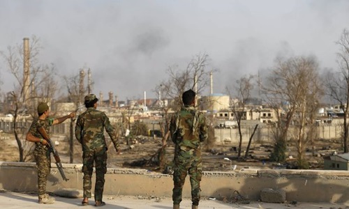 Binh sĩ Iraq h&ocirc;m qua đứng g&aacute;c tại nh&agrave; m&aacute;y lọc dầu Baiji, ph&iacute;a bắc thủ đ&ocirc; Baghdad