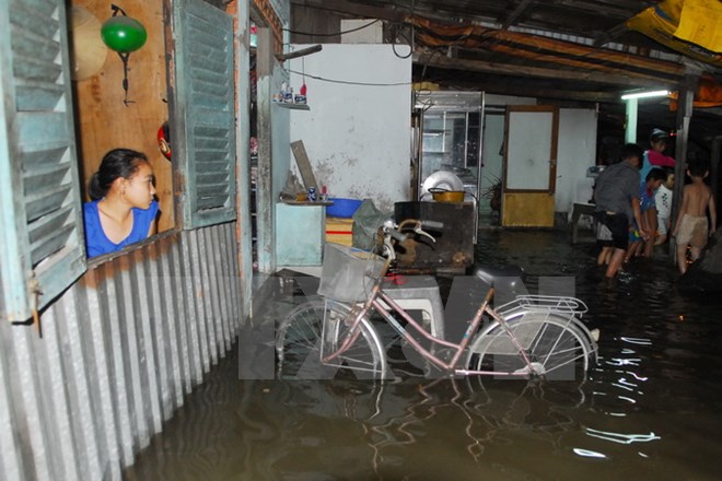 Triều cường d&acirc;ng cao g&acirc;y ngập nước trong nh&agrave; nhiều hộ d&acirc;n 