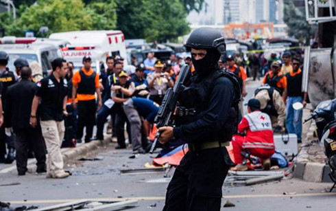Cảnh s&aacute;t Indonesia g&aacute;c tại điểm xảy ra tấn c&ocirc;ng khủng bố ở Jakarta