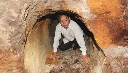 &Ocirc;ng Trương Ho&agrave;i L&acirc;m b&ecirc;n trong địa đạo vừa được ph&aacute;t lộ, nơi chị g&aacute;i m&igrave;nh hi sinh
