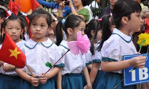 Học sinh H&agrave; Nội trong lễ khai giảng năm học