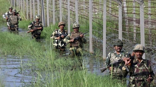 Binh sĩ Ấn Độ đi tuần tra dọc đường bi&ecirc;n giới với Pakistan