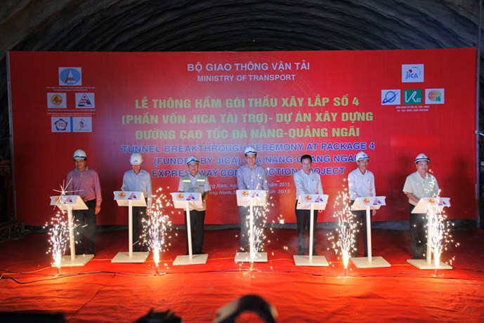 Tin tức mới cập nhật hôm nay cho biết hông hầm núi Eo dự án đường cao tốc Đà Nẵng - Quảng Ngãi Tin tức mới cập nhật hôm nay cho biết hông hầm núi Eo dự án đường cao tốc Đà Nẵng - Quảng Ngãi