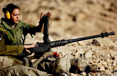 Nữ chiến binh Israel tr&ecirc;n trường bắn