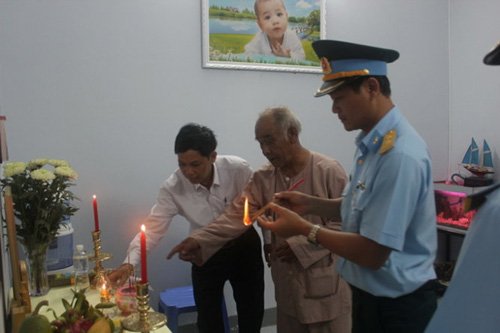 Người th&acirc;n, đồng nghiệp viếng tang đại &uacute;y phi c&ocirc;ng Nguyễn Anh T&uacute; tại tư gia 