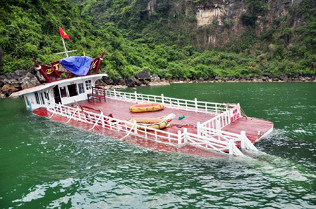 T&agrave;u du lịch ở Hạ Long bị ch&igrave;m do va chạm với t&agrave;u chở h&agrave;ng, theo tin tức mới cập nh&acirc;t 
