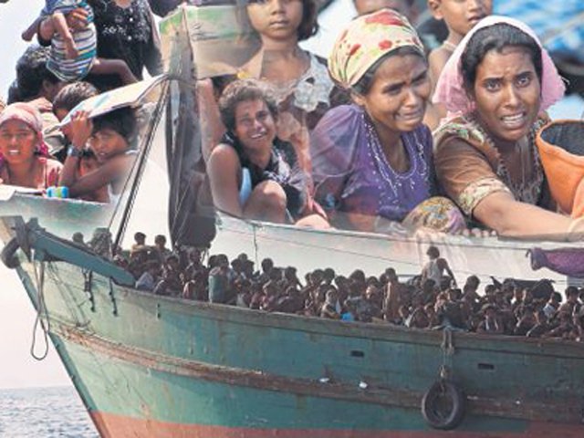 Người di cư Bangladesh chen chúc nhau trên một con thuyền vượt biển sang Đông Nam Á Người di cư Bangladesh chen chúc nhau trên một con thuyền vượt biển sang Đông Nam Á
