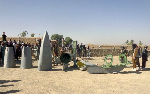 Ảnh cho thấy Taliban đứng cạnh những bộ phận của máy bay F-16 Ảnh cho thấy Taliban đứng cạnh những bộ phận của máy bay F-16