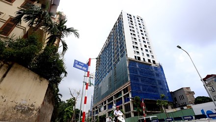 T&ograve;a nh&agrave; số 8B L&ecirc; Trực nh&igrave;n từ hướng đường Kim M&atilde;, Trần Ph&uacute;.
