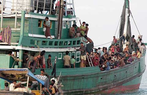 Ngày 20-5, người tị nạn Myanmar và Bangladesh trên tàu chờ ngư dân tỉnh Aceh (Indonesia) đưa vào bờ Ngày 20-5, người tị nạn Myanmar và Bangladesh trên tàu chờ ngư dân tỉnh Aceh (Indonesia) đưa vào bờ