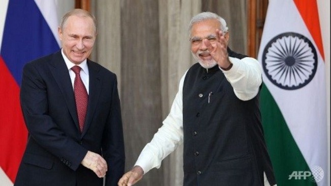 Thủ tướng Ấn Độ Modi (phải) v&agrave; Tổng thống Nga Putin trong một cuộc gặp