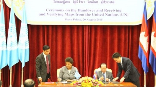 Lễ k&yacute; kết b&agrave;n giao bản đồ giữa Ngoại trưởng Campuchia v&agrave; đại diện LHQ