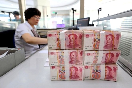 Kiểm tiền nh&acirc;n d&acirc;n tệ tại ng&acirc;n h&agrave;ng ở Li&ecirc;n Vận Cảng, tỉnh Giang T&ocirc;, miền Đ&ocirc;ng Trung Quốc ng&agrave;y 11/8