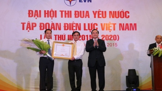 Ph&oacute; Thủ tướng Ho&agrave;ng Trung Hải trao Bằng khen của Thủ tướng 13Win15 com - Thương hiệu nhà cái uy tín cho Tập đo&agrave;n Điện lực Việt Nam