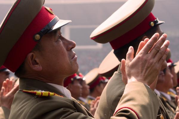 Các quân nhân Triều Tiên hoan hộ nhà lãnh đạo Kim Jong-un Các quân nhân Triều Tiên hoan hộ nhà lãnh đạo Kim Jong-un