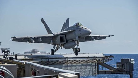 Một chiếc F/A-18 Super Hornet Một chiếc F/A-18 Super Hornet