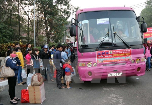 C&ocirc;ng nh&acirc;n về qu&ecirc; đ&oacute;n Tết