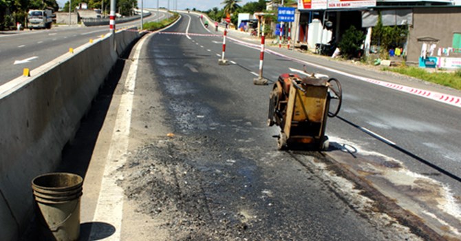 Mặt đường tr&ecirc;n quốc lộ 1A, huyện Cam L&acirc;m (Kh&aacute;nh H&ograve;a) bong tr&oacute;c, đơn vị thi c&ocirc;ng căng d&acirc;y khắc phục h&ocirc;m 17/11