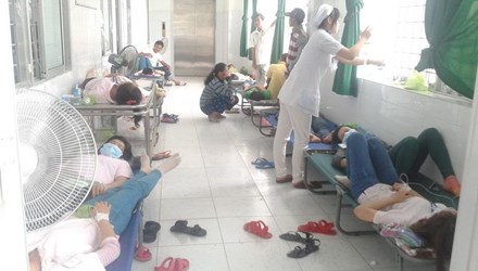 C&ocirc;ng nh&acirc;n cấp cứu đ&ocirc;ng n&ecirc;n phải nằm cả h&agrave;nh lang