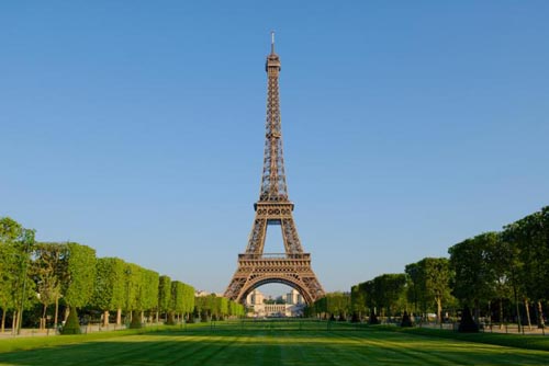 Th&aacute;p Eiffel đ&oacute;ng cửa v&igrave; nạn m&oacute;c t&uacute;i
