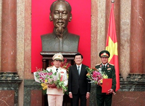 Chủ tịch nước Trương Tấn Sang trao Quyết định thăng qu&acirc;n h&agrave;m cho hai trung tướng qu&acirc;n đội v&agrave; c&ocirc;ng an