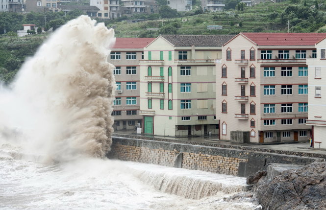S&oacute;ng cao do ảnh hưởng từ b&atilde;o Chan-hom đe dọa khu nh&agrave; ở tại Wenling, tỉnh Chiết Giang