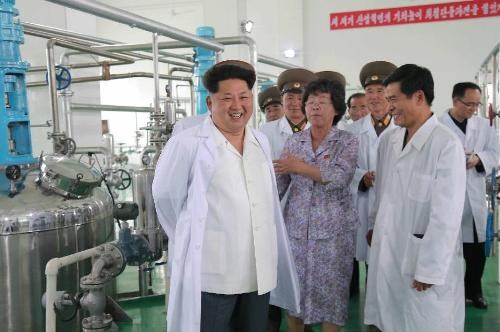 L&atilde;nh đạo Triều Ti&ecirc;n Kim Jong-un đến thăm viện c&ocirc;ng nghệ sinh học ở thủ đ&ocirc; B&igrave;nh Nhưỡng, Triều Ti&ecirc;n 