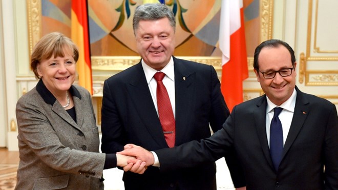 Thủ tướng Đức Angela Merkel v&agrave; Tổng thống Ph&aacute;p Francois Hollande bắt tay với Tổng thống Petro Poroshenko ở Kiev