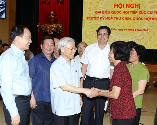Tổng B&iacute; thư Nguyễn Ph&uacute; Trọng với cử tri tại quận Ho&agrave;n Kiếm
