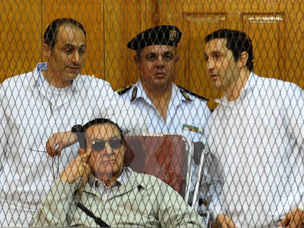 Cựu Tổng thống Ai Cập Hosni Mubarak c&ugrave;ng hai con trai tại phi&ecirc;n t&ograve;a th&aacute;ng 9/2013